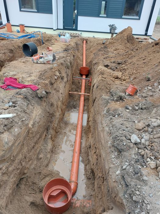 Przyłącza wodne / kanalizacyjne / deszczowe. Budowa dróg / podjazdów.