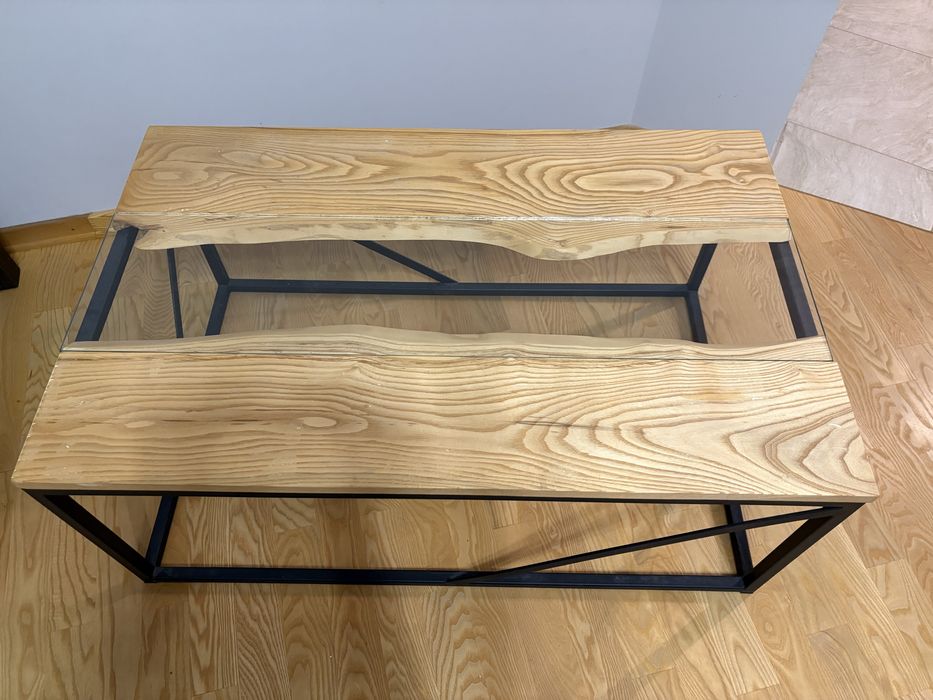 Продається деревʼяний журнальний стіл в доброму стані.