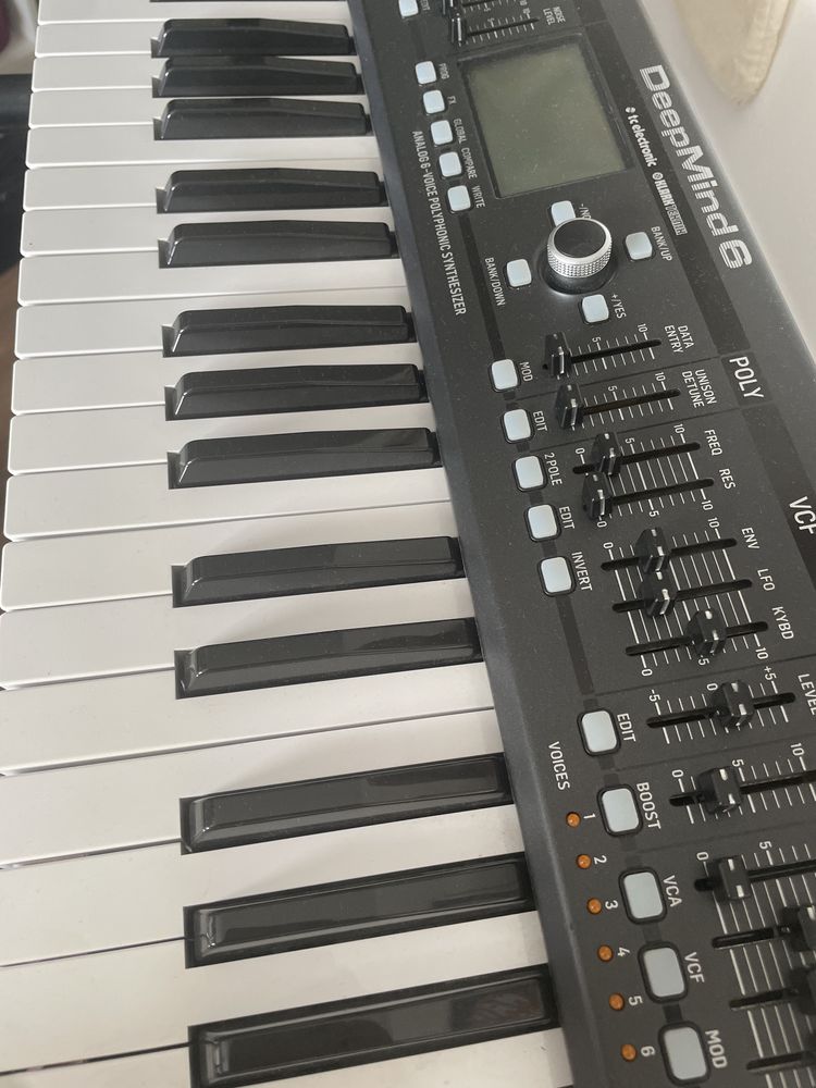Behringer Deepmind 6