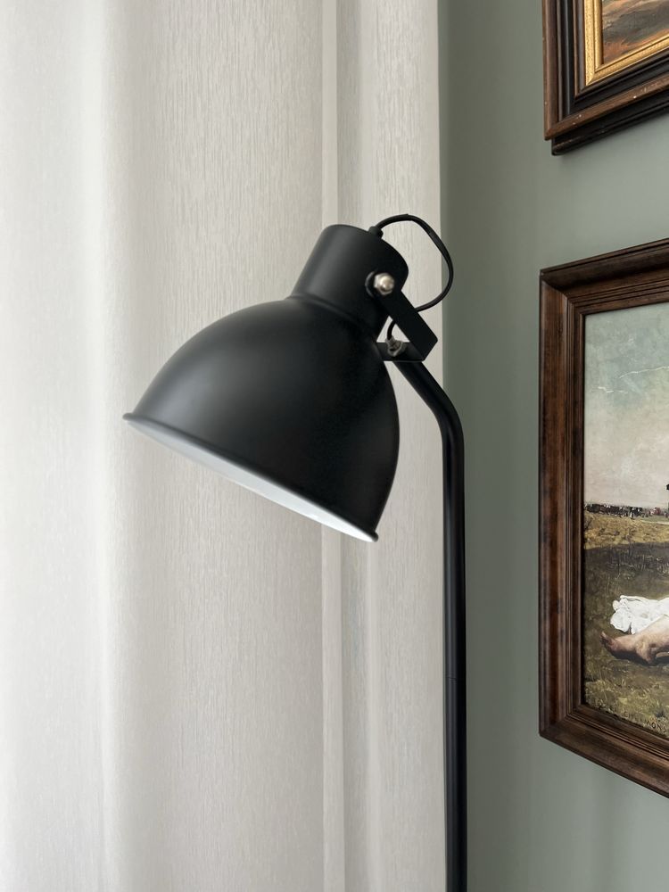 Lampa podłogowa do salonu retro
