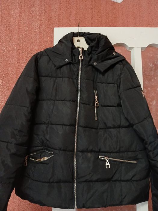 Продаю куртку женскую