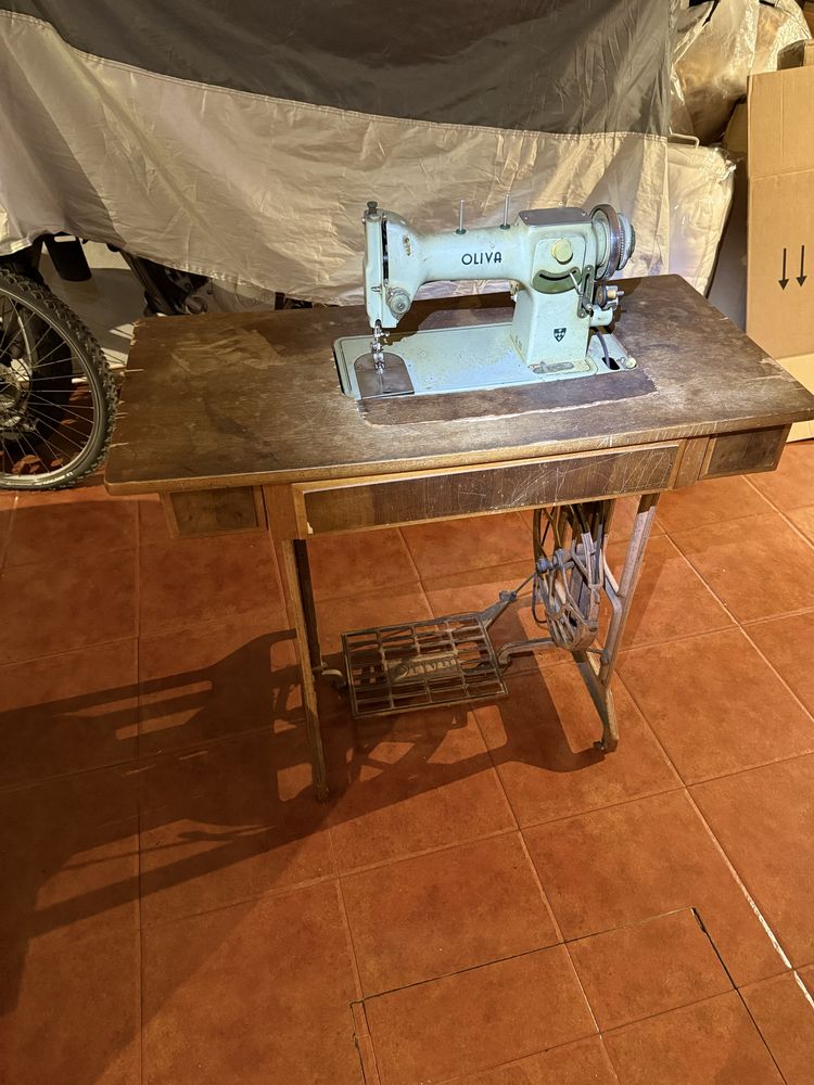 Maquina de Costura Oliva com mesa