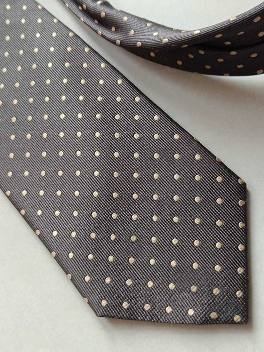 Lantier jedwabny krawat w złote groszki ze spinką