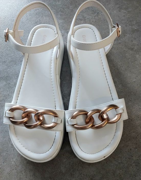 Buty białe sandały