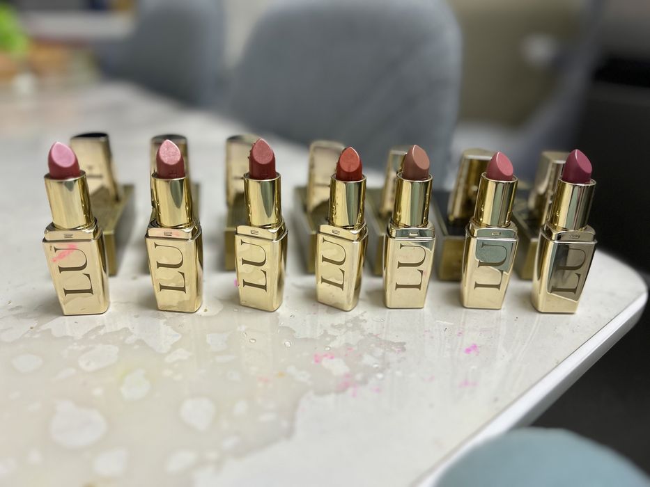 Помады luks Avon