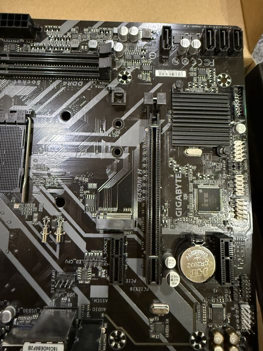 Материнська плата Gigabyte B450M H
