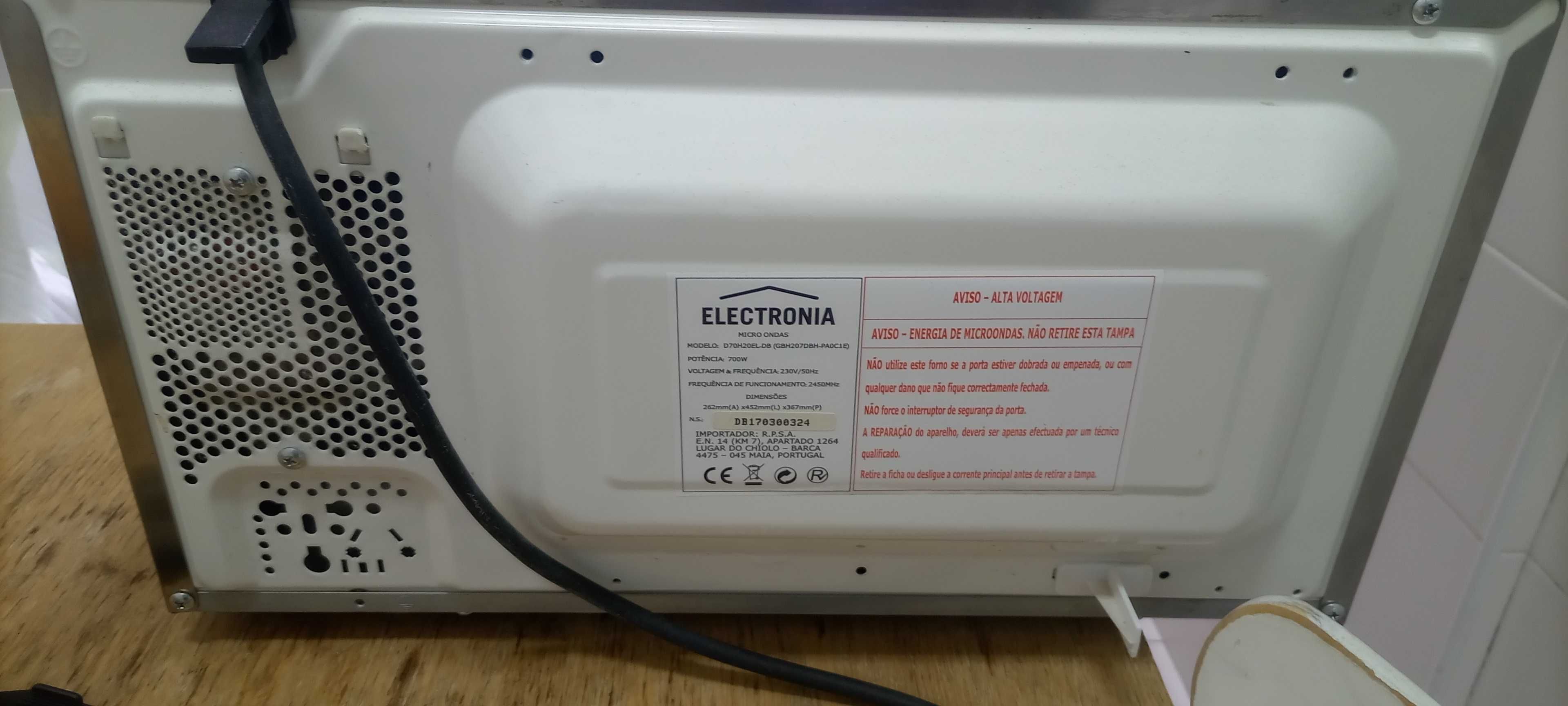 Micro-ondas Electronia 700W para peças ou reparação
