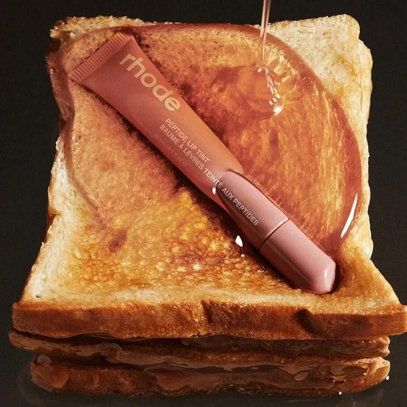 Блиск тінт для губ Rhode від Хейлі Бібер з пептидами Ribbon Toast..