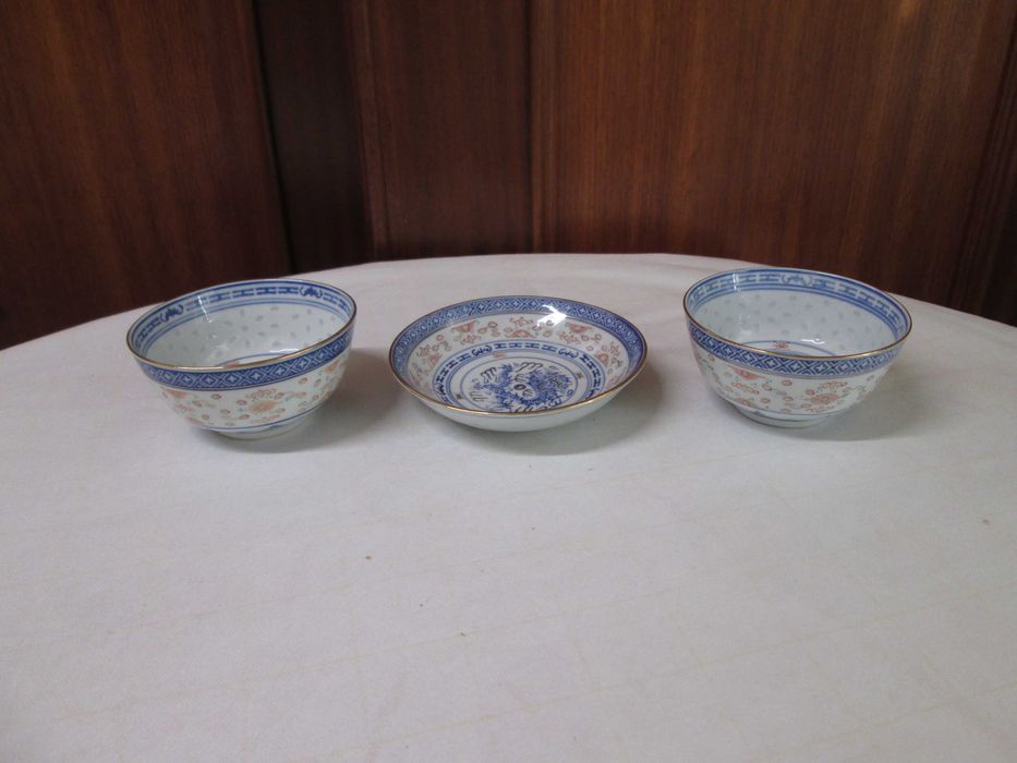 Louça Decorativa Chinesa - 2 Pequenas Taças e 1 Prato