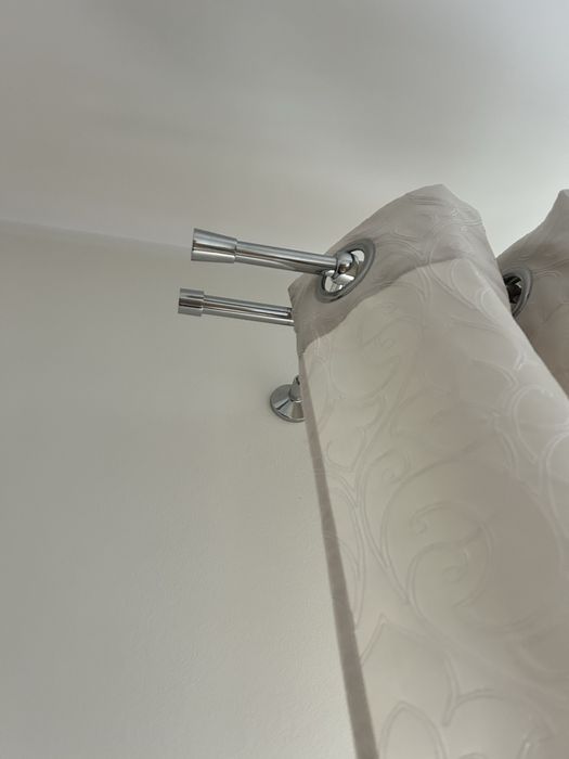 Podwojny karnisz w kolorze srebrnym