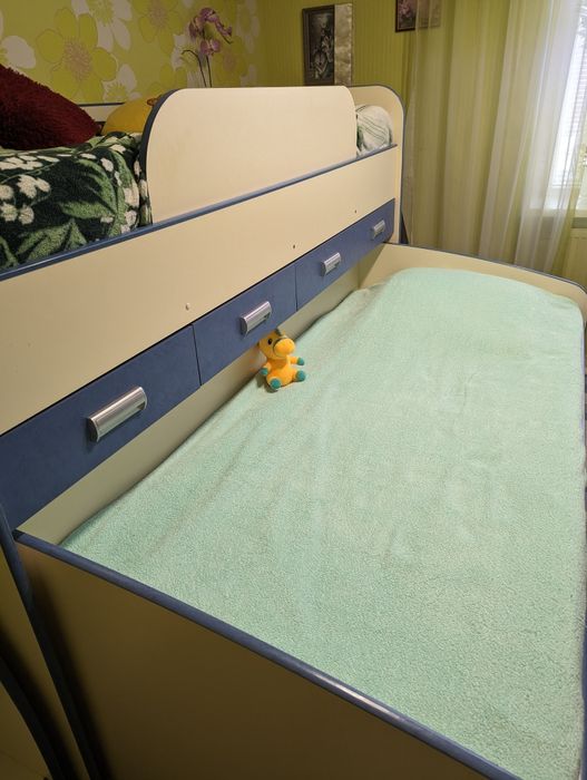 Детская спальня в хорошем состоянии, два матраса. Цена договорная