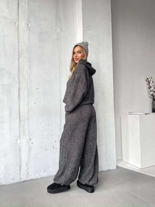 Жіночий теплий костюм вільного крою