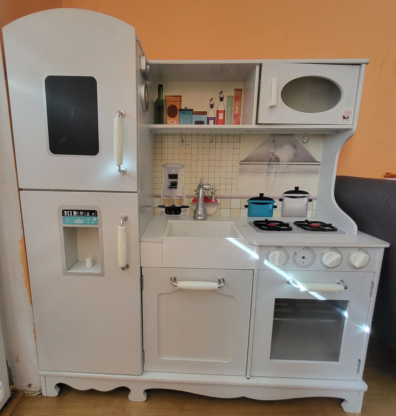 Kuchnia zabawkowa i dwa wózki