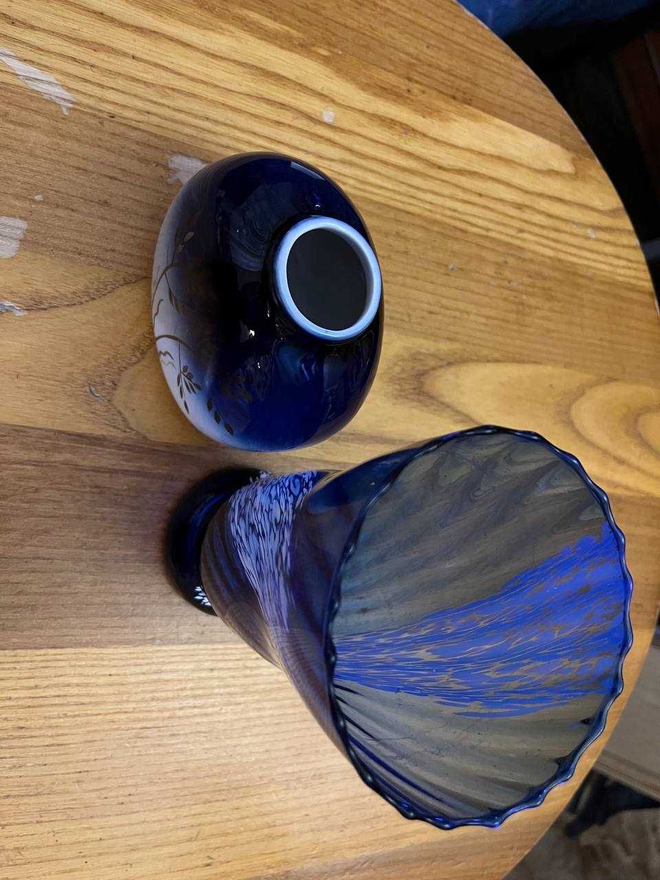 Красивые синие вазы