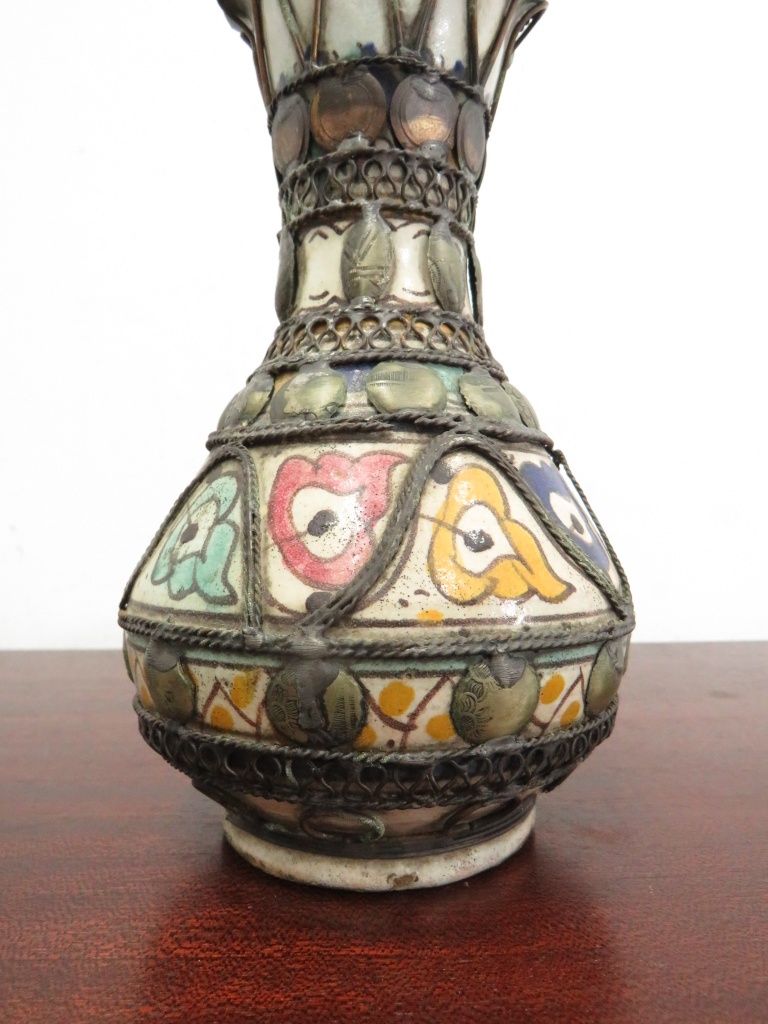 Antiga jarra islâmica em cerâmica com metais, marcada.