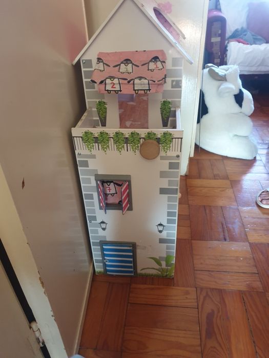 Casa e bonecos e carro Barbie.