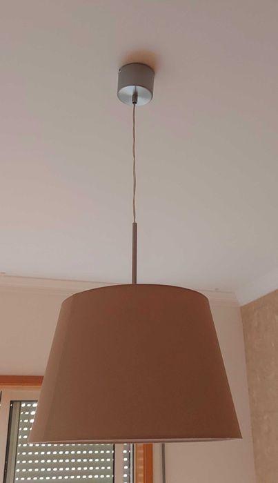 Candeeiro de teto e mesa cabeceira