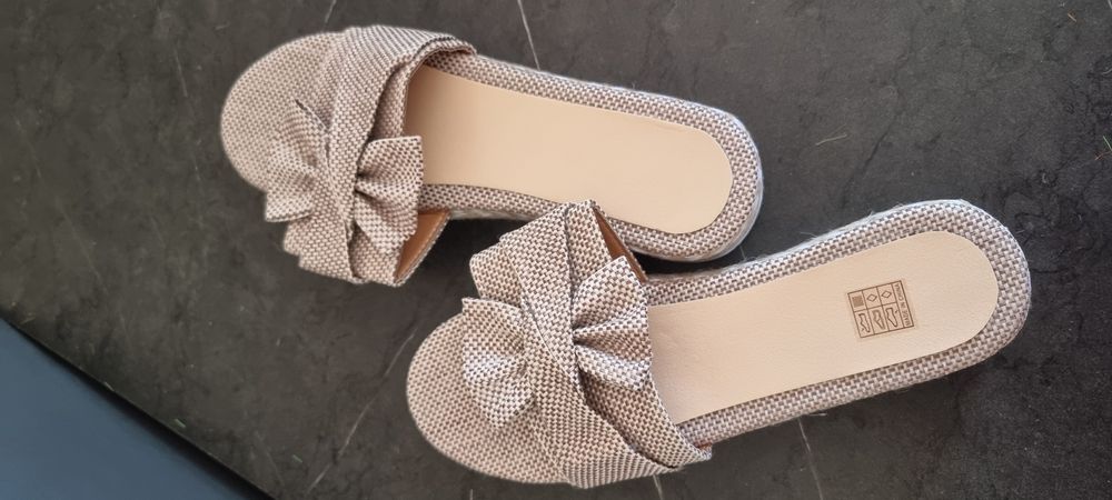 Sandálias Estilo Cunha Salto Grosso tamanho 39