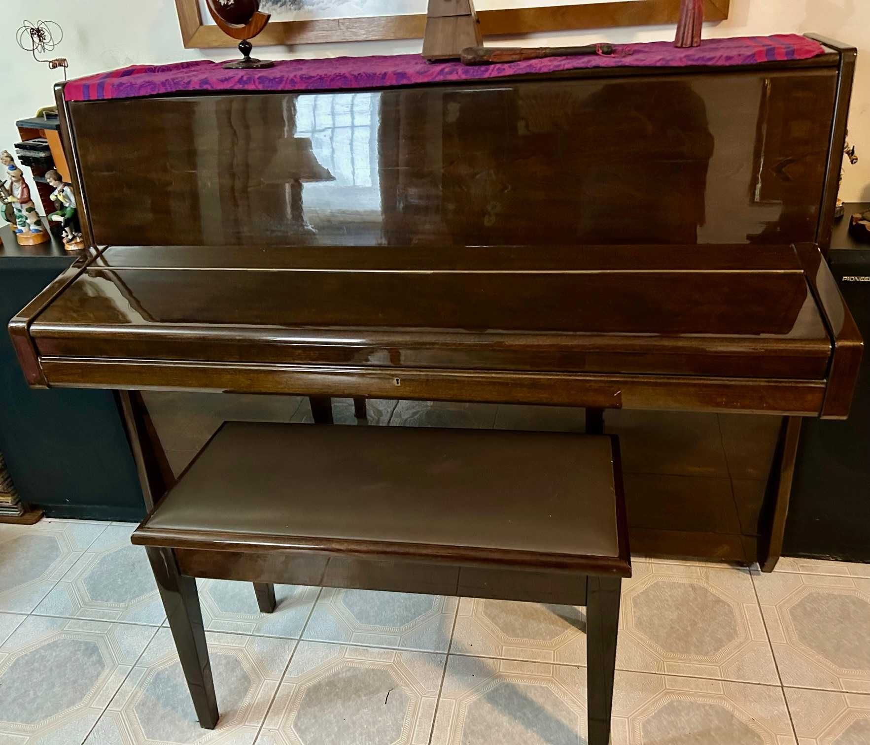 Piano vertical  quase novo