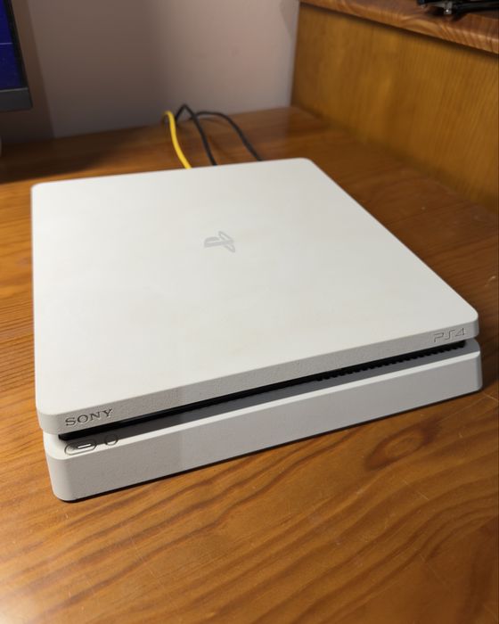 Playstation 4 - Slim branca