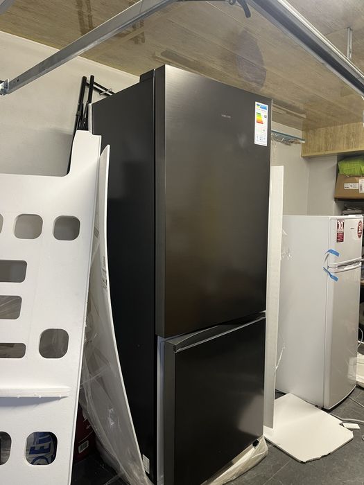 Продам новий холодильник з незначним дефектом.