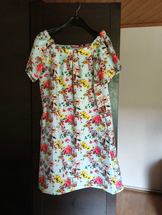 Sukienka o kwiecistym wzorze