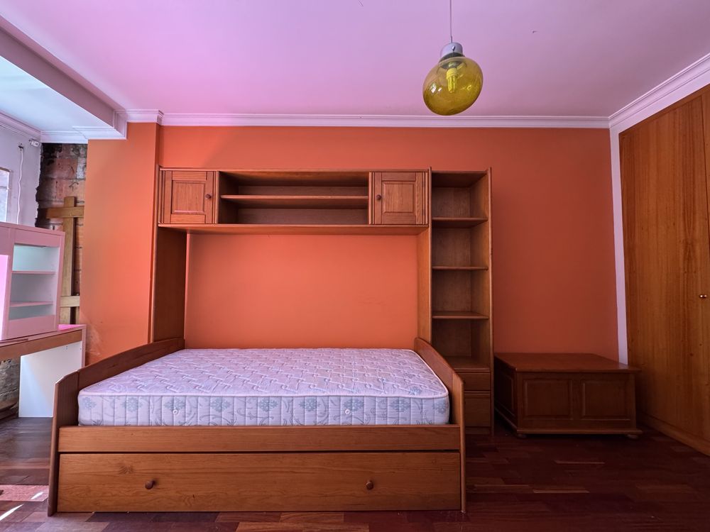 Conjunto de moveis de sala e quartos em pinho maciço