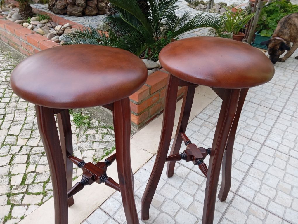 Bancos em mogno com almofada .