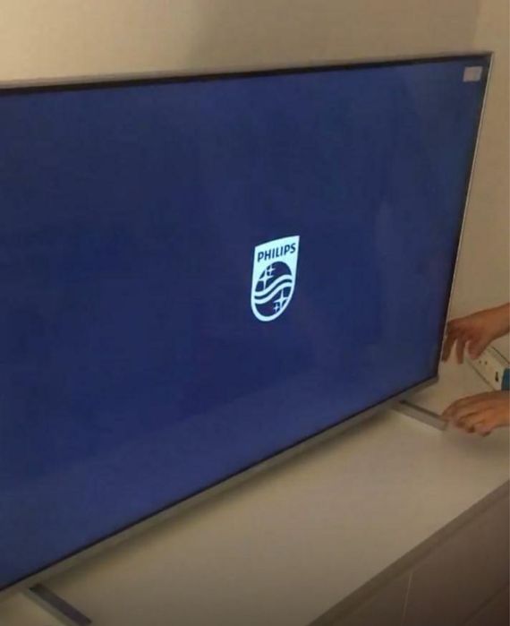Para venda: TV Philips modelo 43PUS7956, de Novembro de 2021
