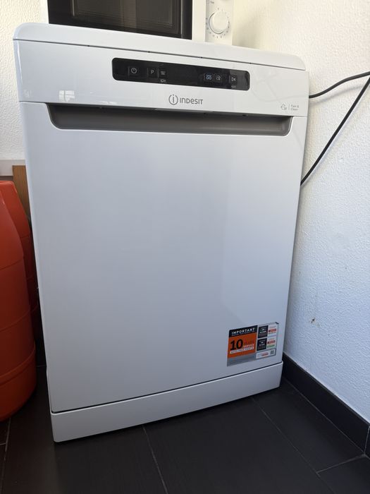 Máquina loiça Indesit Push and go