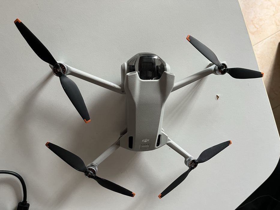 Dji Mini 3 e dois comandos