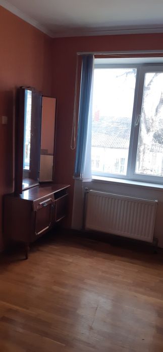 В 2-х этажном доме,комнаты, (бомбоубежище, свет всегда)