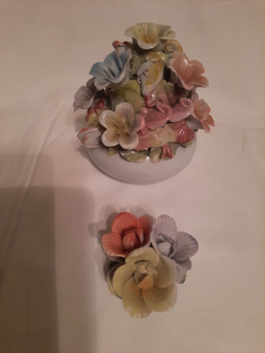 Porcelanowe kwiaty w wazonie