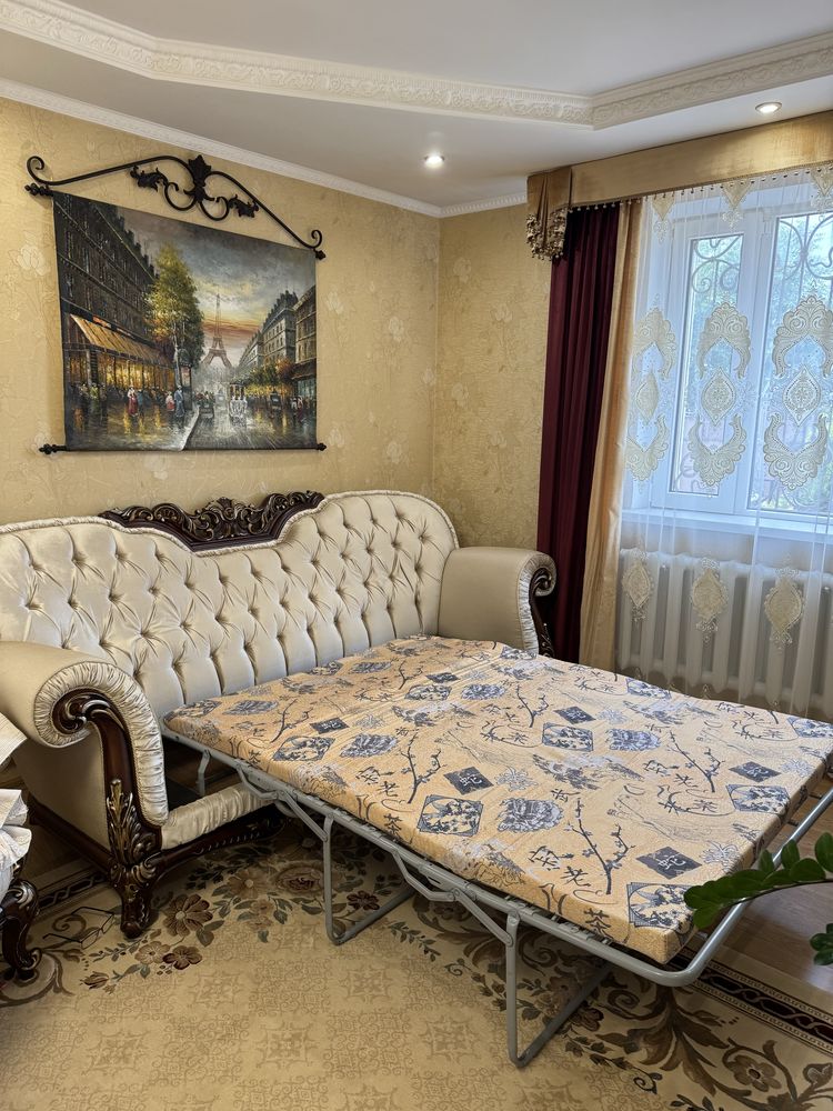 Диван в класичному стилі