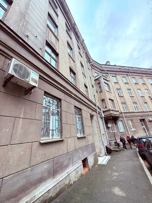 Оренда приміщення вул.Круглоуніверситетська 18/2 з меблями Фасад 105м2