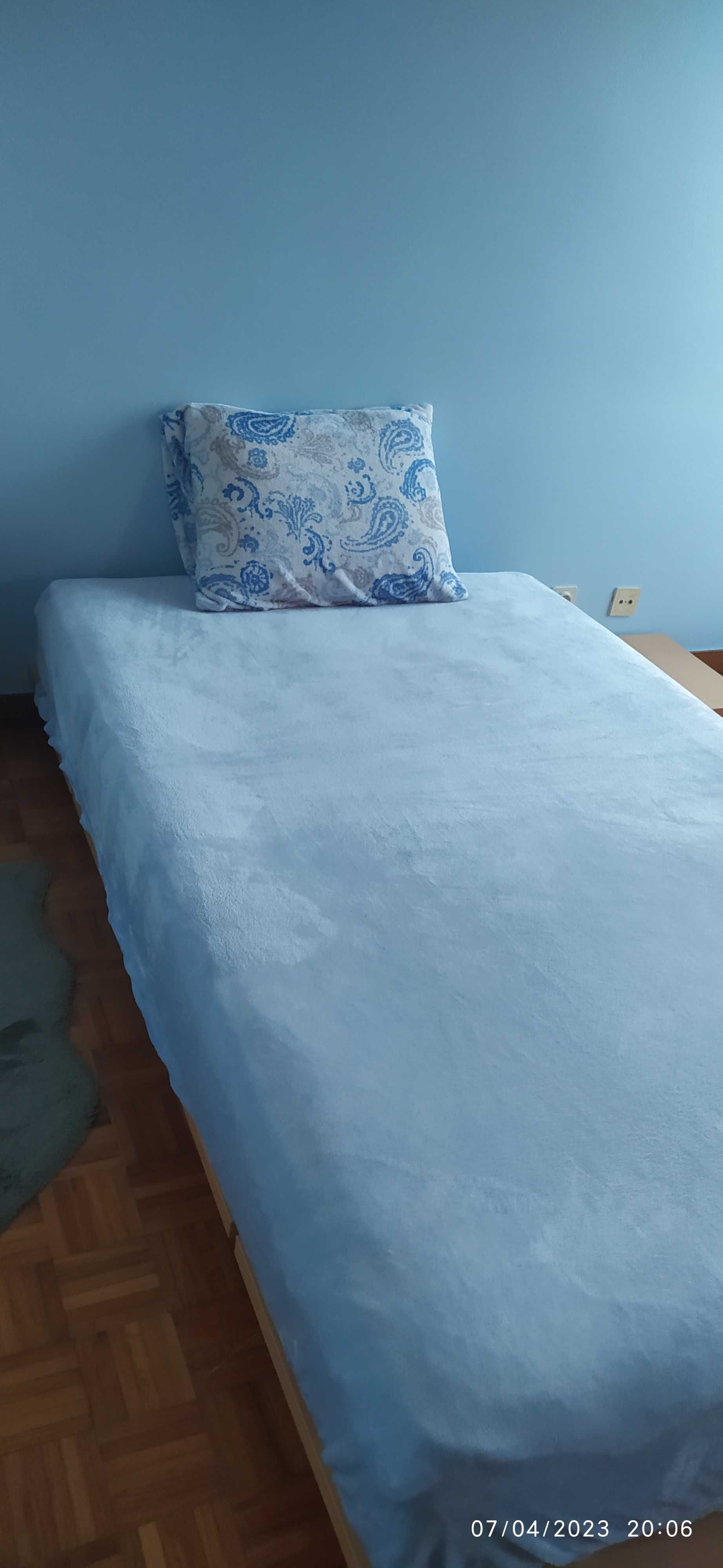 conjunto cama solteiro espaçosa com colchão e mesa de cabeceira