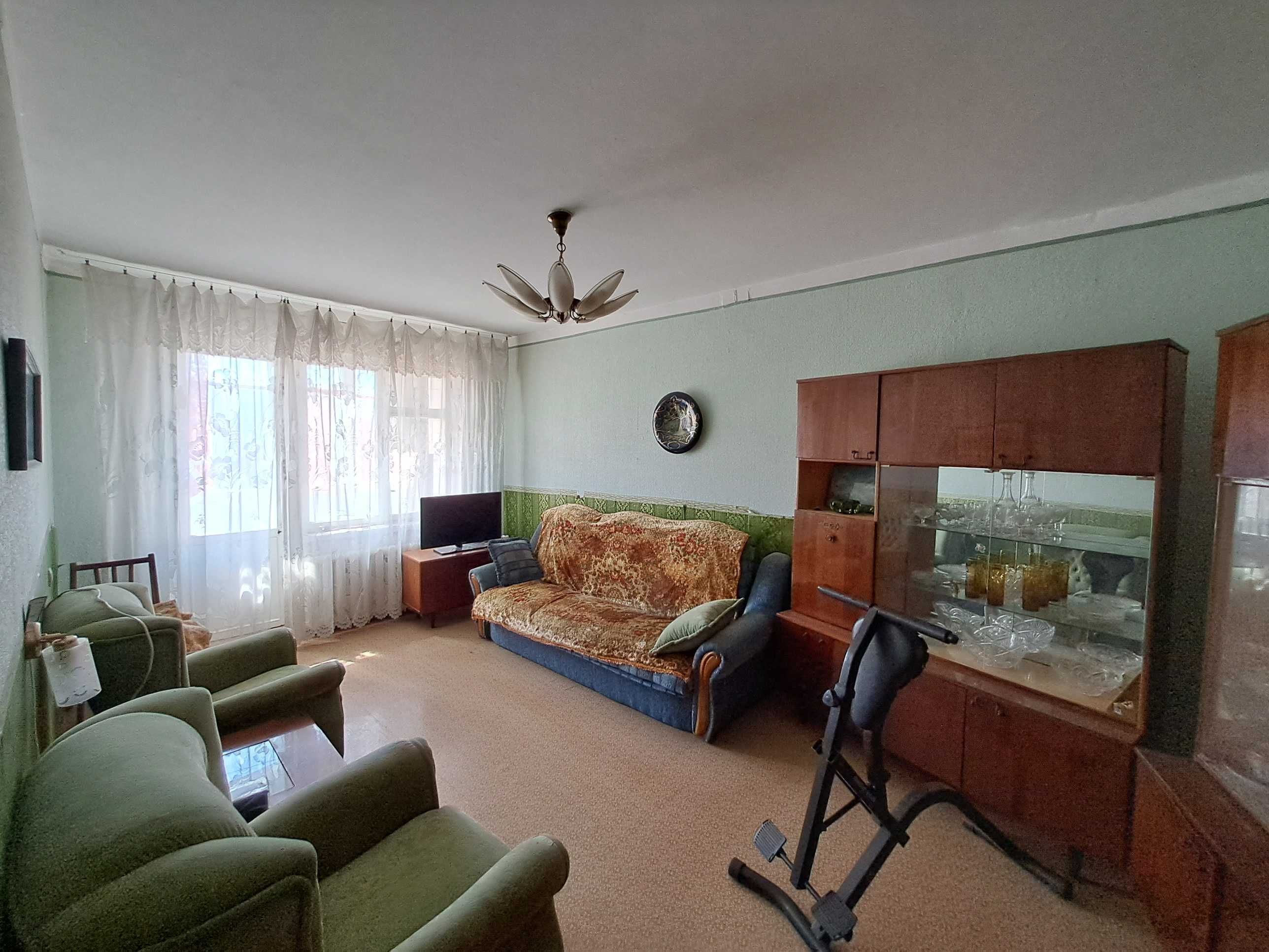 Продам 2-комнатная квартиру на Таирово. Средний этаж, жилая.