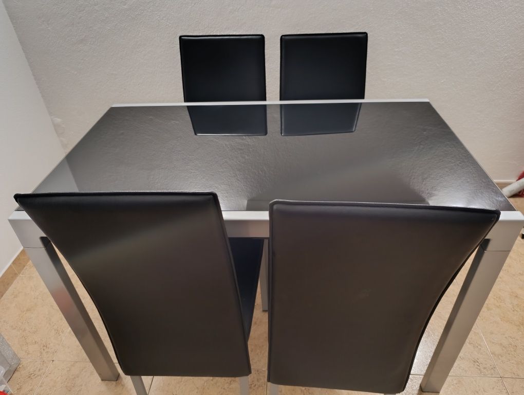 Mesa de Sala em vidro com 4 cadeiras