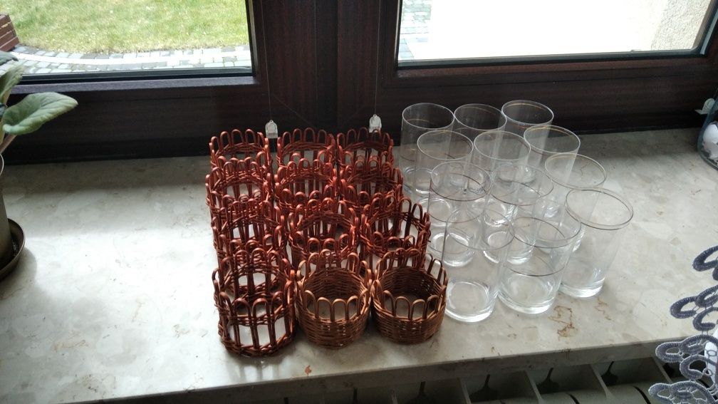 Zestaw 12 szklanek w koszyczkach wiklinowych
