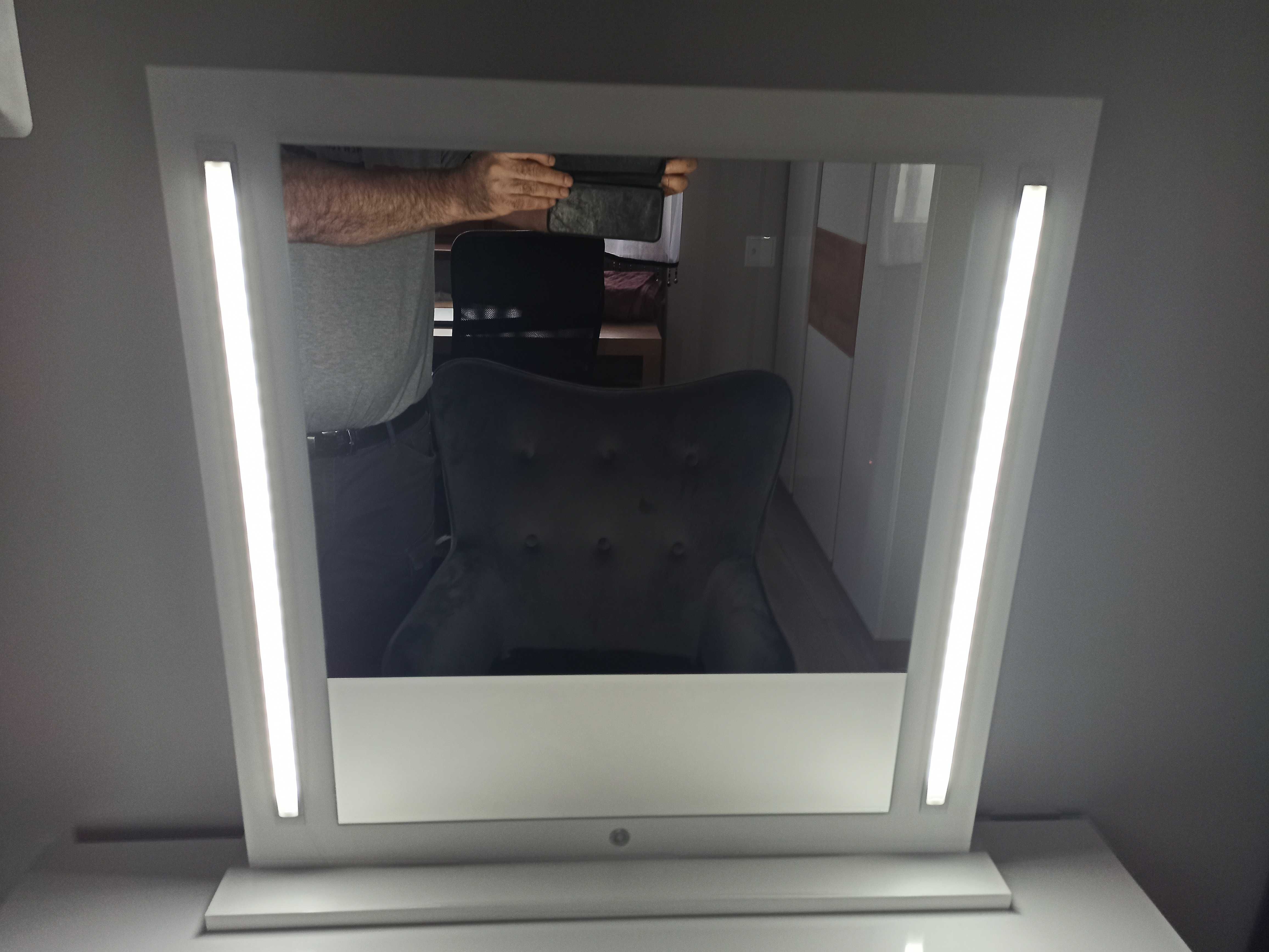 Toaletka kosmetyczna z lustrem i oświetleniem LED