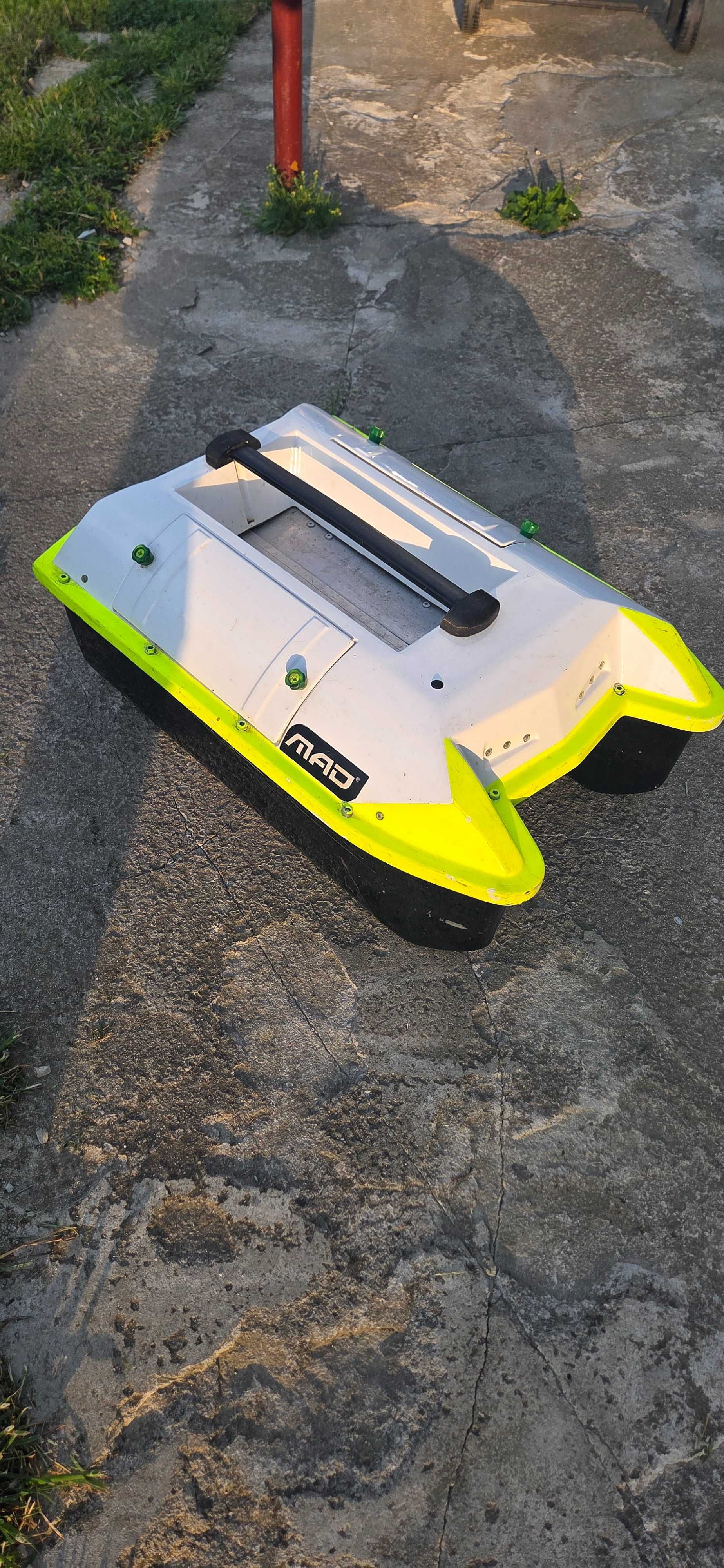 Łódka zanętowa z GPS super stan 60 cm długa nowy gps.