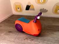 Jeździk żuczek buggly wuggly b.toys chodzik pchacz autko