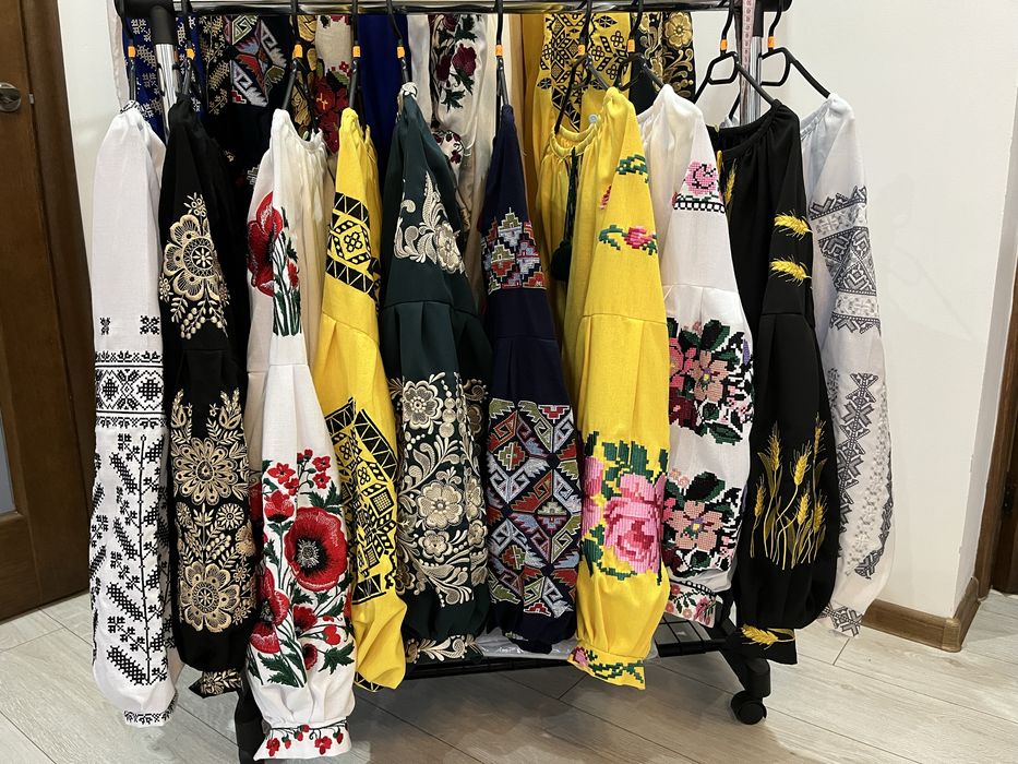 Великий розпродаж платтів і вишиванок