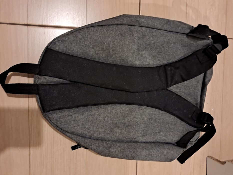 Mochila cinzenta