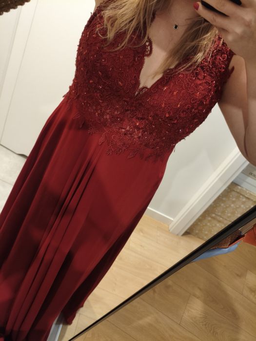 Burgundowa suknia wieczorowa