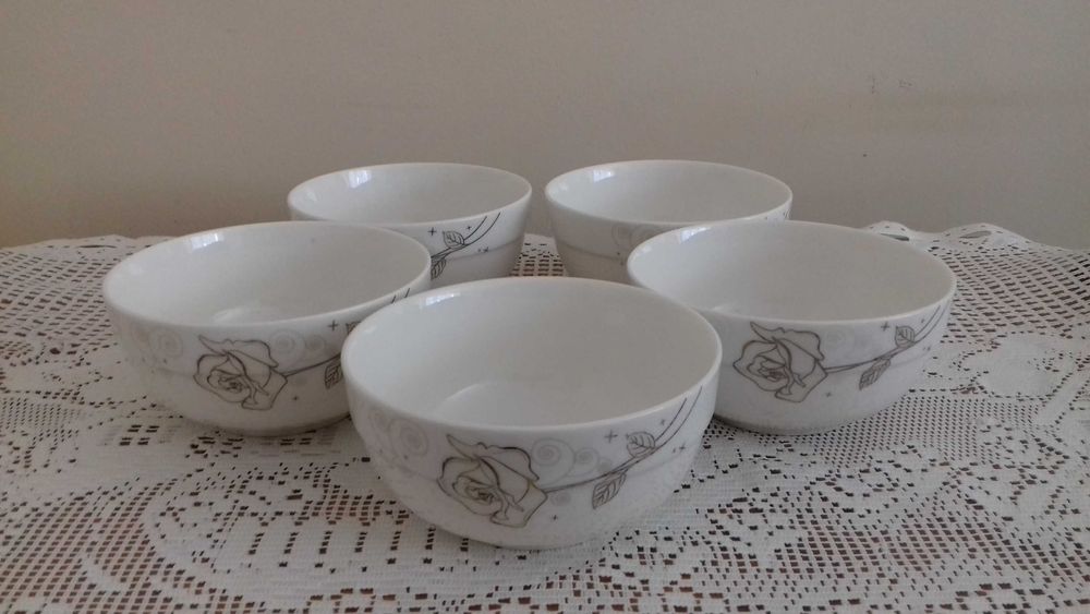 Salaterki fajansowe z różą, do sprzedania