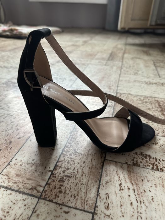 Продам босоножки на каблуке размер 38-39