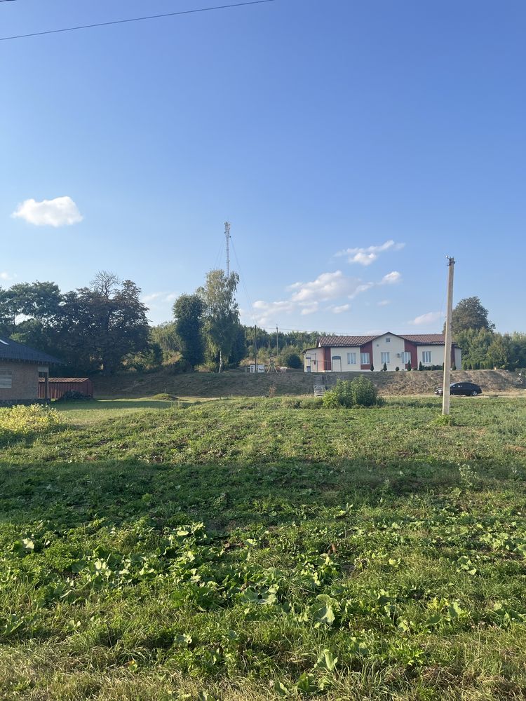 Ділянка в центрі села Лаврів