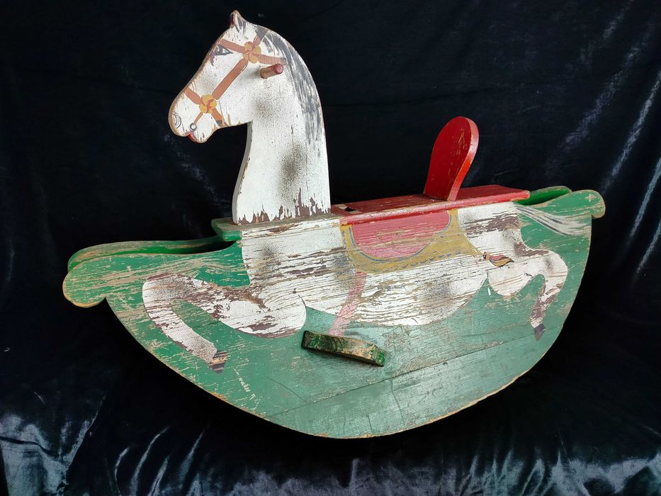 Stary uroczy drewniany konik na płozach SZ1005