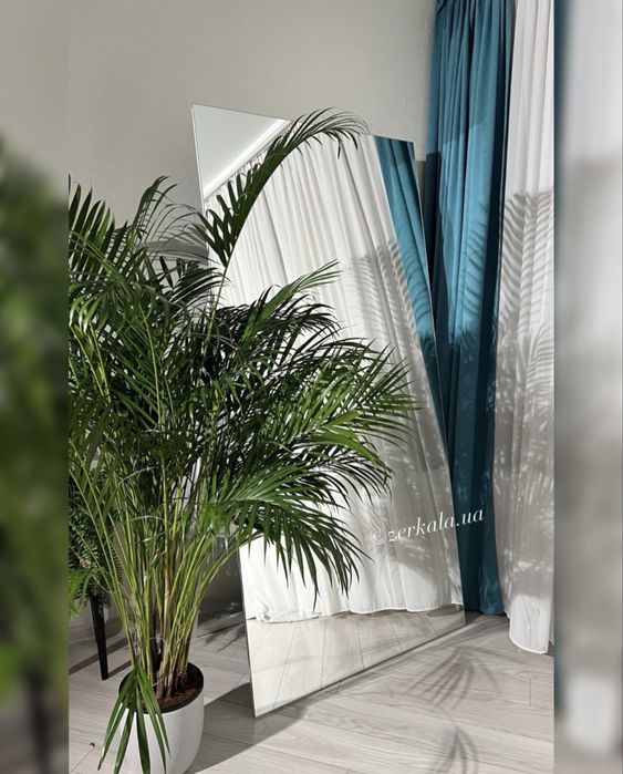 Безрамне дзеркало з ніжкою. Велике підлогове дзеркало без рами